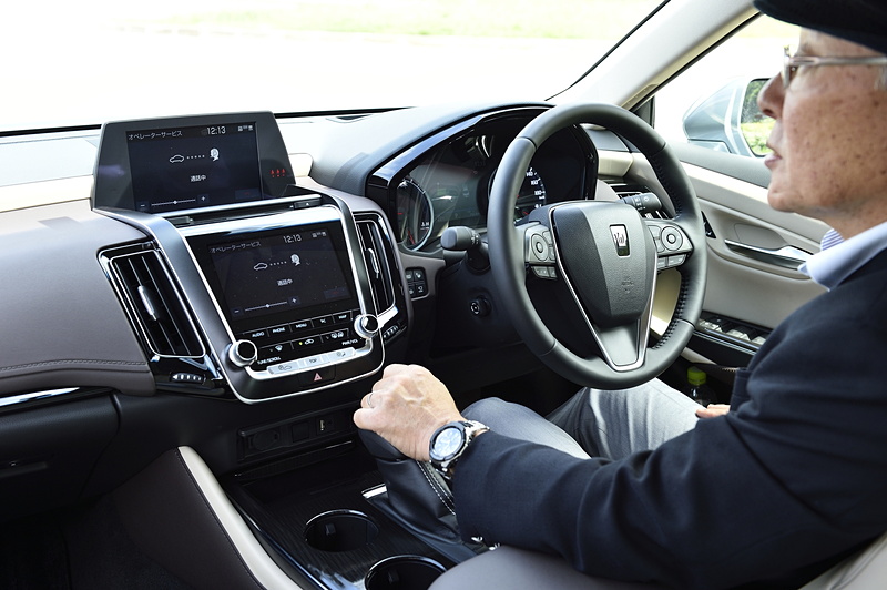 コネクティッドカーの新型クラウンでは、専任オペレーターと会話することで、美味しい食事を簡単に教えもらえる。コンシェルジェサービスがうれしい