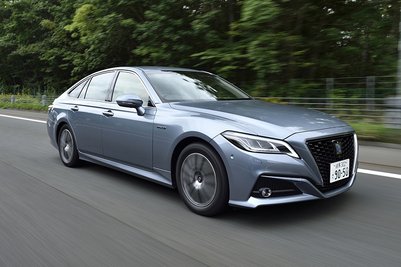 高速直進性に優れ、静粛性も高い新型クラウンはロングドライブでも疲労が小さい。もちろん後席は伝統ある快適性を持つ