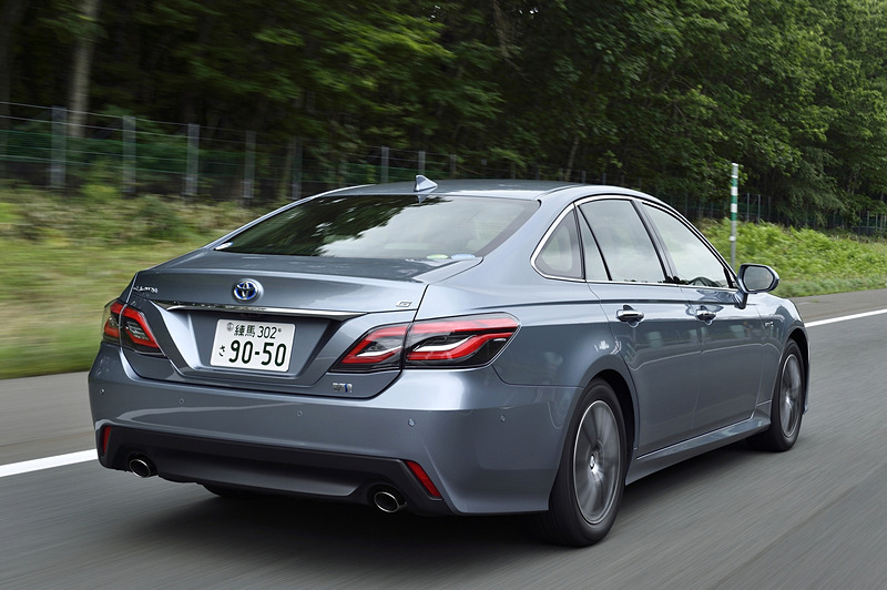 高速直進性に優れ、静粛性も高い新型クラウンはロングドライブでも疲労が小さい。もちろん後席は伝統ある快適性を持つ