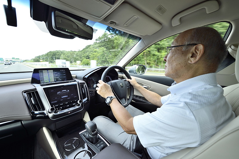 高速直進性に優れ、静粛性も高い新型クラウンはロングドライブでも疲労が小さい。もちろん後席は伝統ある快適性を持つ