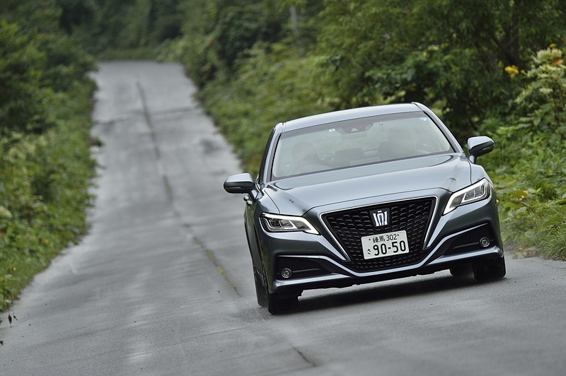 高速直進性に優れ、静粛性も高い新型クラウンはロングドライブでも疲労が小さい。もちろん後席は伝統ある快適性を持つ