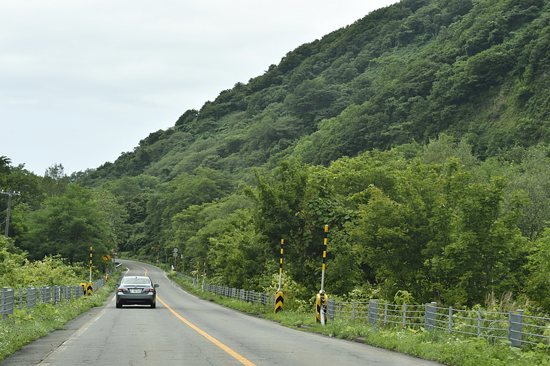 高速直進性に優れ、静粛性も高い新型クラウンはロングドライブでも疲労が小さい。もちろん後席は伝統ある快適性を持つ
