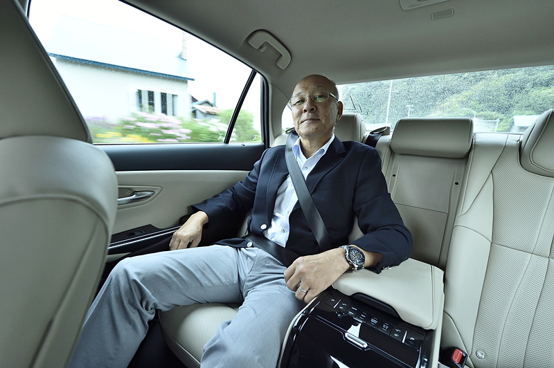 高速直進性に優れ、静粛性も高い新型クラウンはロングドライブでも疲労が小さい。もちろん後席は伝統ある快適性を持つ