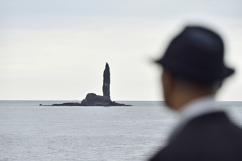 周囲の浸食によってできたと言われている蝋燭岩は、まるで神の手で海の中に置かれたような絶景