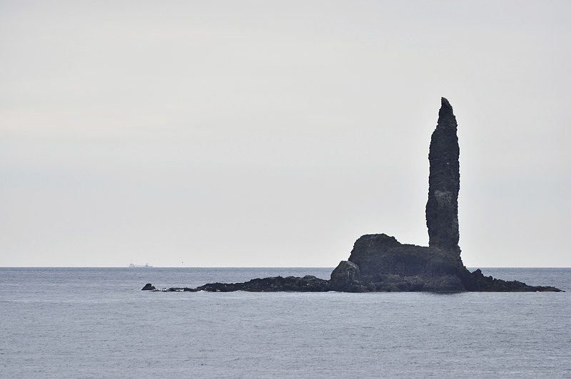 周囲の浸食によってできたと言われている蝋燭岩は、まるで神の手で海の中に置かれたような絶景