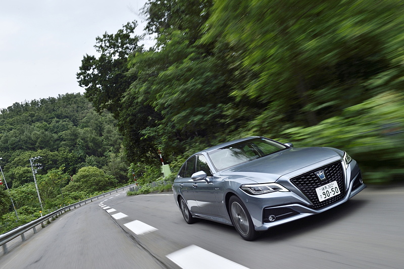 ワインディングロードでは新型クラウンの高級セダンらしい落ち着きとGTのようなハンドリングを楽しめる