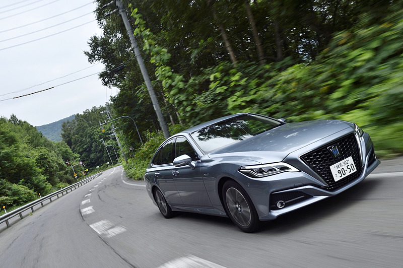 ワインディングロードでは新型クラウンの高級セダンらしい落ち着きとGTのようなハンドリングを楽しめる