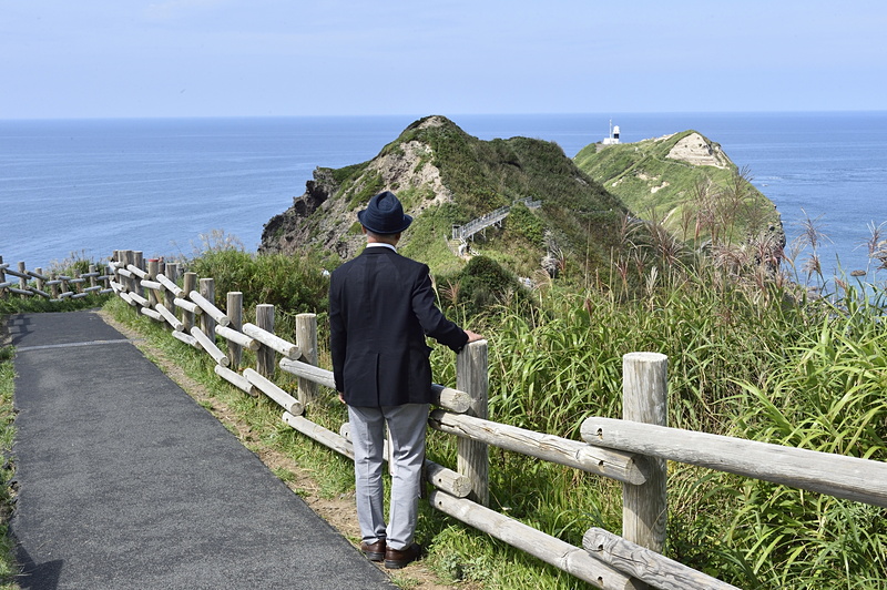 丘の上から見た神威岬。尾根伝いの遊歩道が灯台の先まで続く