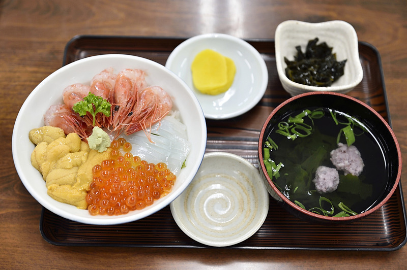 こちらはうにといくらに加え、甘エビ、イカを盛り合わせたうしお丼スペシャル（2000円）
