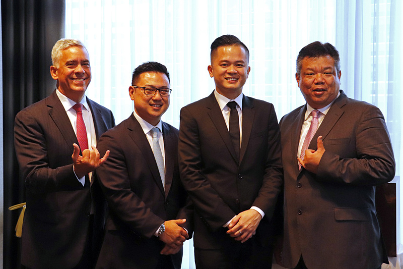 左から、ザ・リッツ・カールトン・レジデンス ワイキキビーチ 総支配人のダグラス・チャング氏、レジデンスマネージャーのトモ・ヒキチ氏、広報部長のフイ・ヴォー氏、アジアセールス ディレクター ジョン・ウシジマ氏