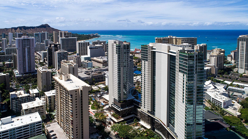 中央の2棟がザ・リッツ・カールトン・レジデンス ワイキキビーチ。クヒオ通りはカラカウア通りの1本山側を走る通り。ワイキキビーチまでは歩いて行ける距離にある（画像提供：ザ・リッツ・カールトン・レジデンス ワイキキビーチ）