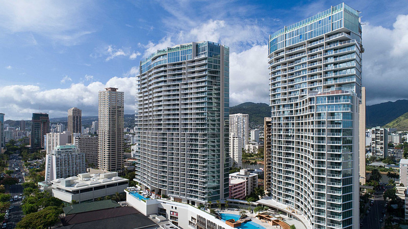 スタイリッシュなデザインの2棟。右が今回新規オープンするダイヤモンドヘッドタワー（画像提供：ザ・リッツ・カールトン・レジデンス ワイキキビーチ）