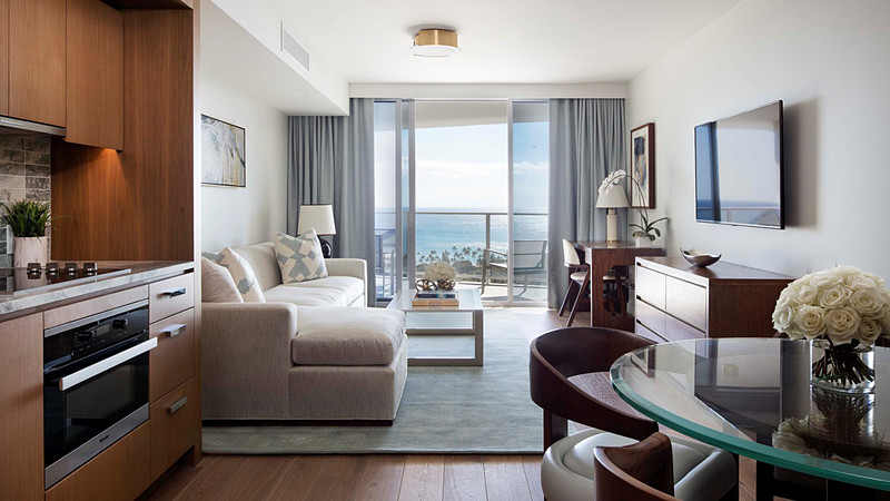 「ステューディオ・ダブルベッド・デラックス・オーシャンビュー」タイプのリビング（画像提供：ザ・リッツ・カールトン・レジデンス ワイキキビーチ）
