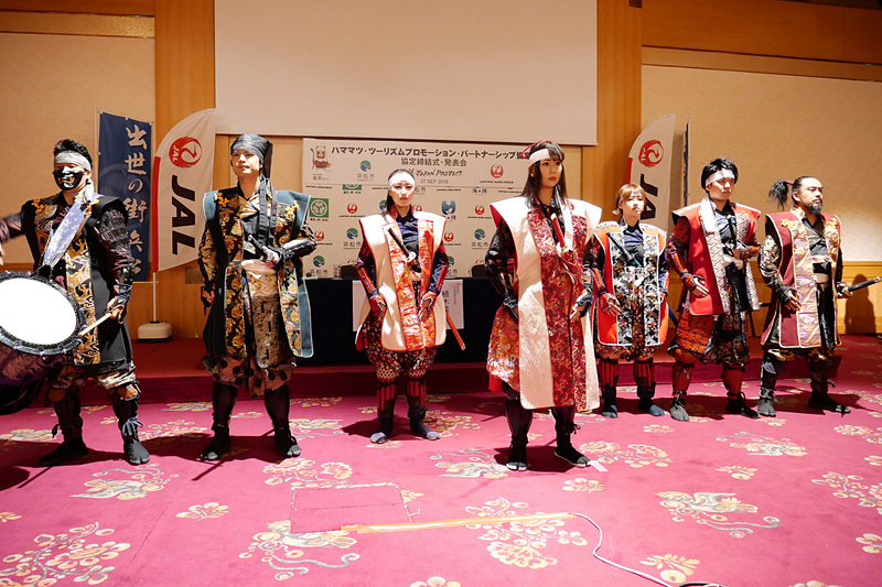 記者会見冒頭、浜松城などで活動している「浜松徳川武将隊」が演舞を披露