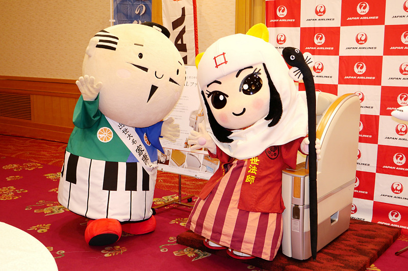 記者会見には、浜松市マスコットキャラクター「出世大名家康くん」（左）と、井伊直虎ゆかりの地浜松マスコットキャラクター「出世法師直虎ちゃん」（右）も駆けつけた