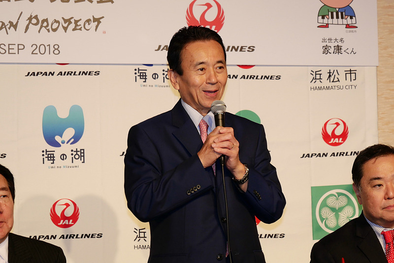 記者会見であいさつする、浜松市長の鈴木康友氏