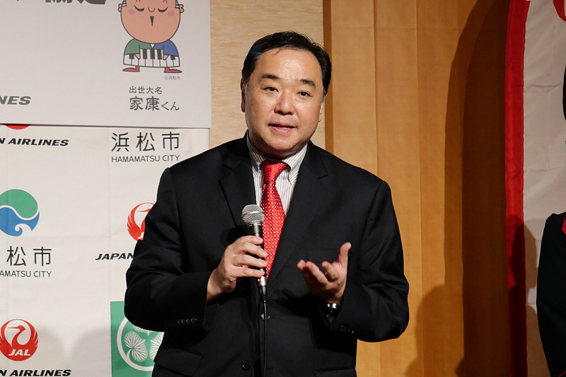協定締結の立会人としてあいさつする、德川宗家第19代の德川家広氏。JALの力を借りて世界中に浜松を知っていただきたい、と述べた