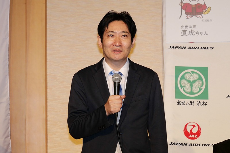 同じく協定締結の立会人としてあいさつする、浜松市文化顧問の磯田道史氏。浜松の人には、新しことをやってみる精神と、新しいチャレンジを邪魔しない精神があるので、ほかにはないまったく新しい実験的観光プロジェクトを実現してほしいと提言