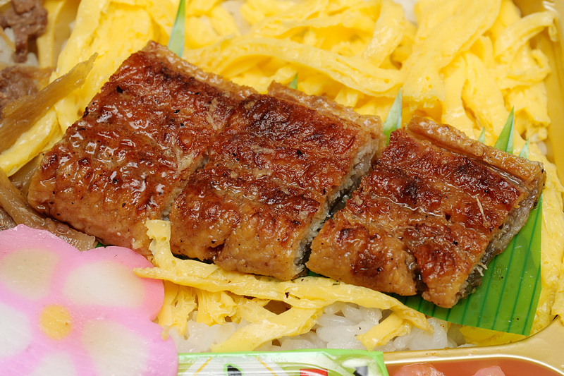 三ヶ日牛のしぐれ煮だけでなく、一口サイズのうなぎの蒲焼きも3切れ盛り付けられている。香ばしいうなぎの蒲焼きもさすがの美味しさ