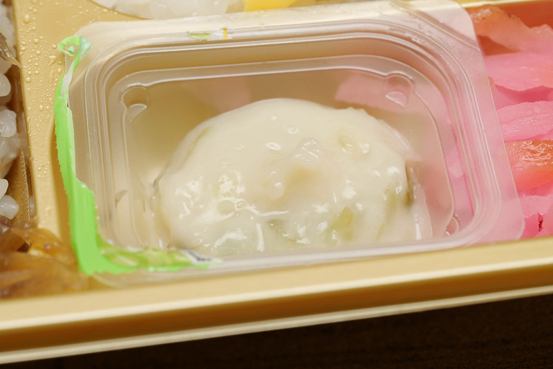 静岡県の名物、わさび漬も添えられている。ご飯だけでなくお酒のお供としても最強