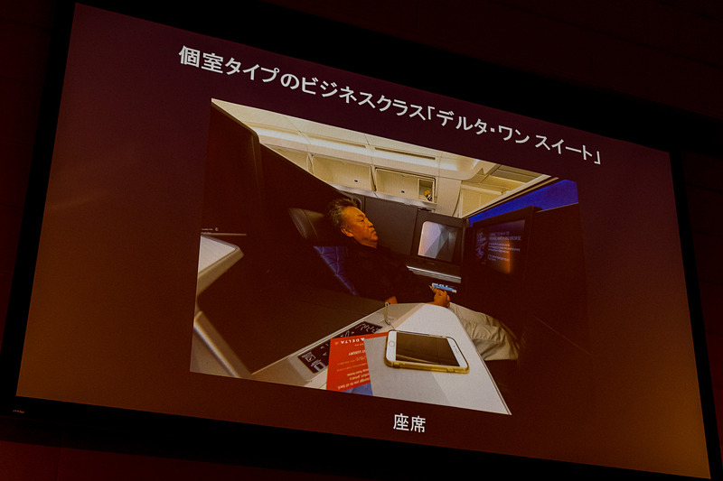 トークショーで示された両氏による体験搭乗の様子