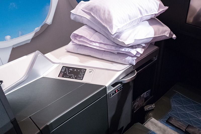 操作パネルなどはシートの脇に。ここに収納スペースも設けている