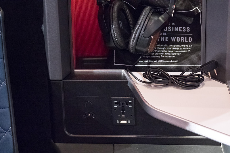 ユニバーサルAC電源とUSB電源ポートも装備