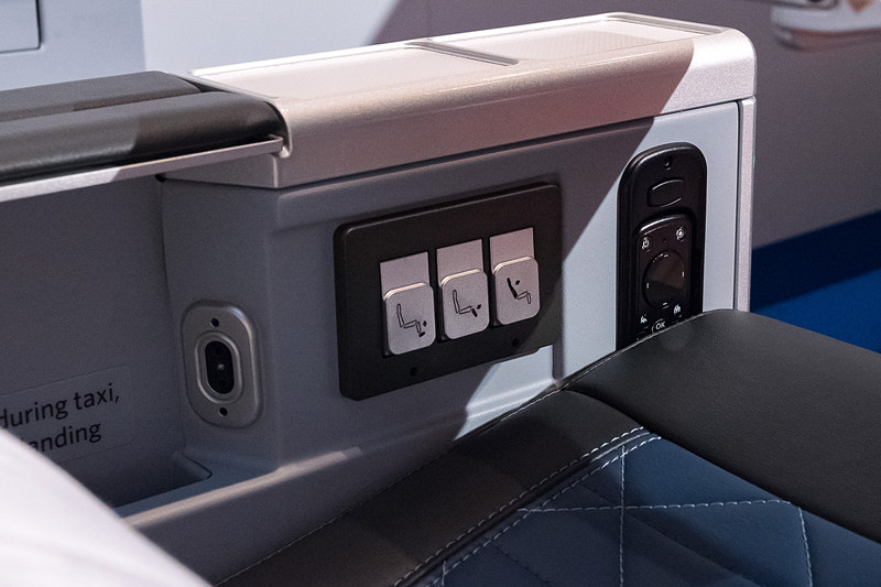 リクライニングやフットレスト、レッグレストの固定解除スイッチ