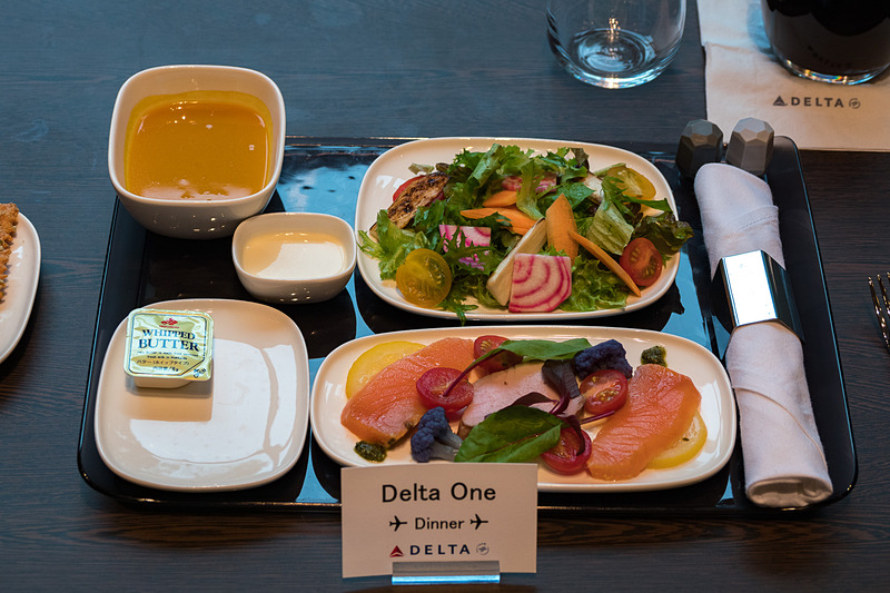 離陸後に提供される機内食の洋食メニュー