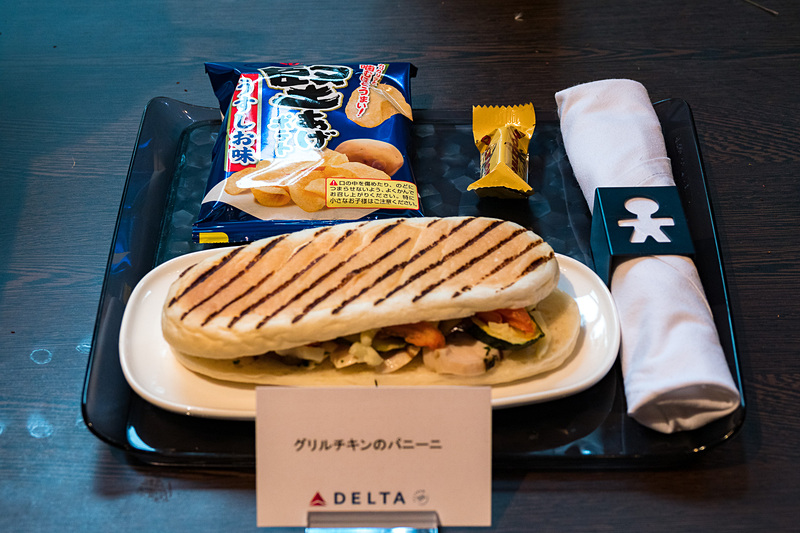 フライト中に頼める軽食。「グリルチキンのパニーニ」