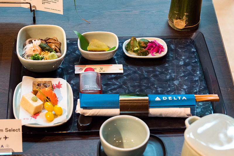 デルタ・プレミアムセレクトで離陸後に提供される和食メニュー。メインは一汁二菜うえの監修の「鯖の生姜煮」