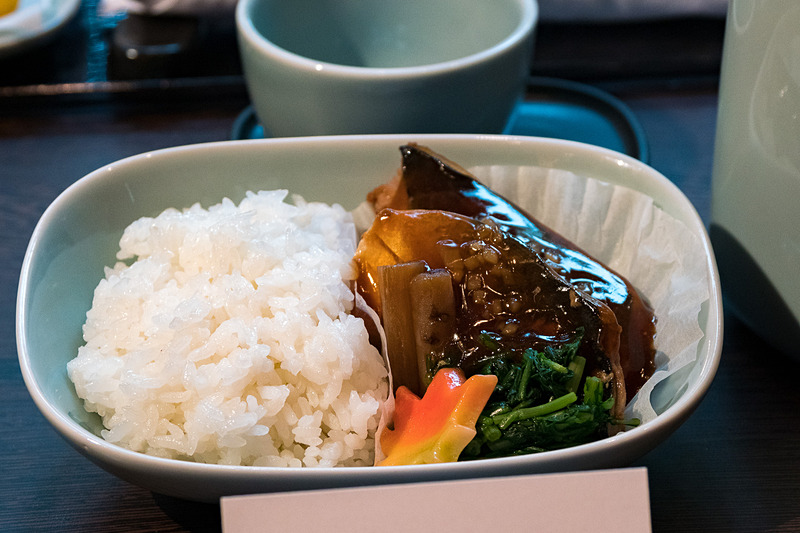 デルタ・プレミアムセレクトで離陸後に提供される和食メニュー。メインは一汁二菜うえの監修の「鯖の生姜煮」