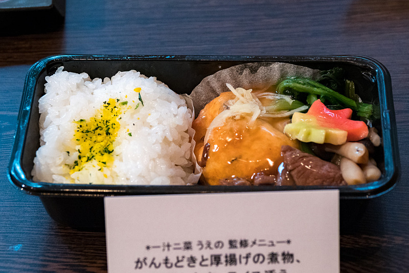メインキャビンの離陸後の機内食。メインは和食が一汁二菜うえの監修「がんもどきと厚揚げの煮物、野菜と牛肉、ライス添え」（写真右上）。洋食が「ローストチキンのオレンジとクランベリーソース、スナップエンドウとポテトニョッキのクリームソース添え」（写真左下）、「トマトクリームソースのペンネ」（写真右下）
