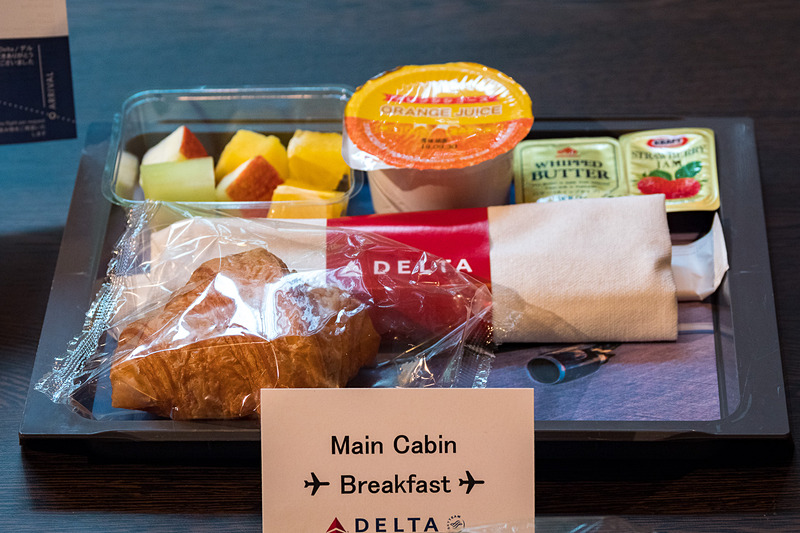 メインキャビンの朝食。和食が一汁二菜うえの監修「牛スネ肉の味噌煮込み、ライス添え」（写真中央）、洋食が「プルーンオムレツのマッシュルームクリームソース、ローストポテトとポークソーセージ添え」（写真右）