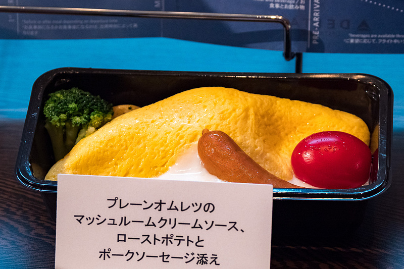 メインキャビンの朝食。和食が一汁二菜うえの監修「牛スネ肉の味噌煮込み、ライス添え」（写真中央）、洋食が「プルーンオムレツのマッシュルームクリームソース、ローストポテトとポークソーセージ添え」（写真右）