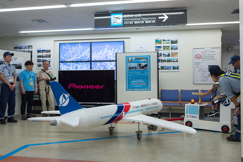 発砲スチロールと塩ビ管で作られた大きな飛行機模型を使ったプッシュバック体験