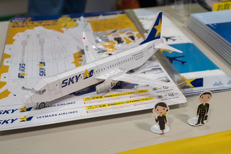 ペーパークラフトやクリアファイル、機内で提供しているキットカットのほか、長崎空港のスタッフが作った飛行機が飛ぶ仕組みのブックレットをプレゼントに用意
