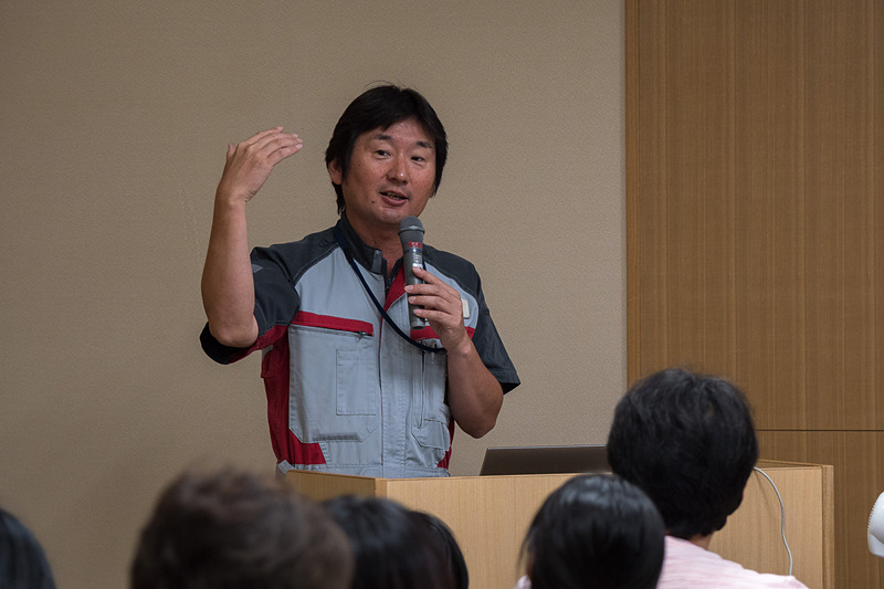 航空教室でJALの飛行機や、飛行機が飛ぶ仕組みを解説した川野さん