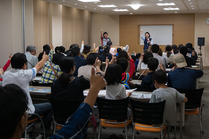 説明したところまで折れているかをサムズアップで確認しながら進行。「はるちゃーん！」と呼ばれたら直接手伝いに