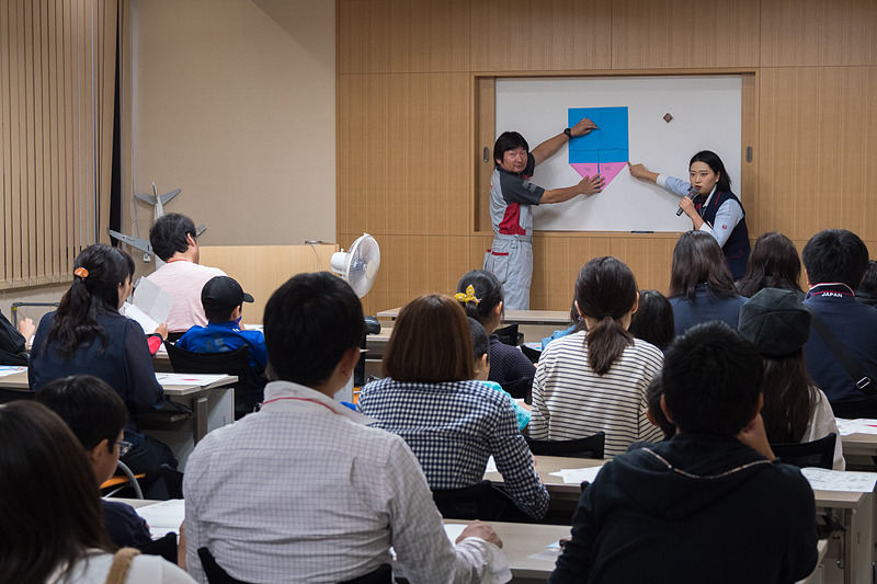 説明したところまで折れているかをサムズアップで確認しながら進行。「はるちゃーん！」と呼ばれたら直接手伝いに