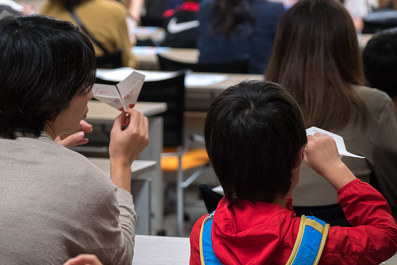 説明に従って丁寧に折っていく参加者たち