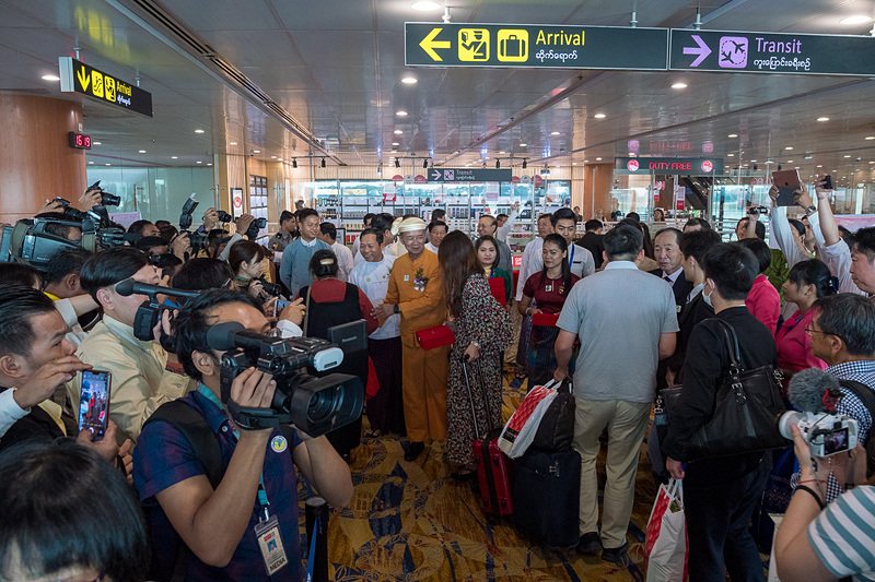 入国審査場に向かう途中で記念品の配布。地元のマスコミも多数集まった