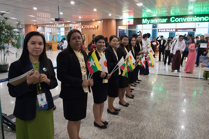 到着口でもミャンマー観光連盟やCB銀行によるお出迎え