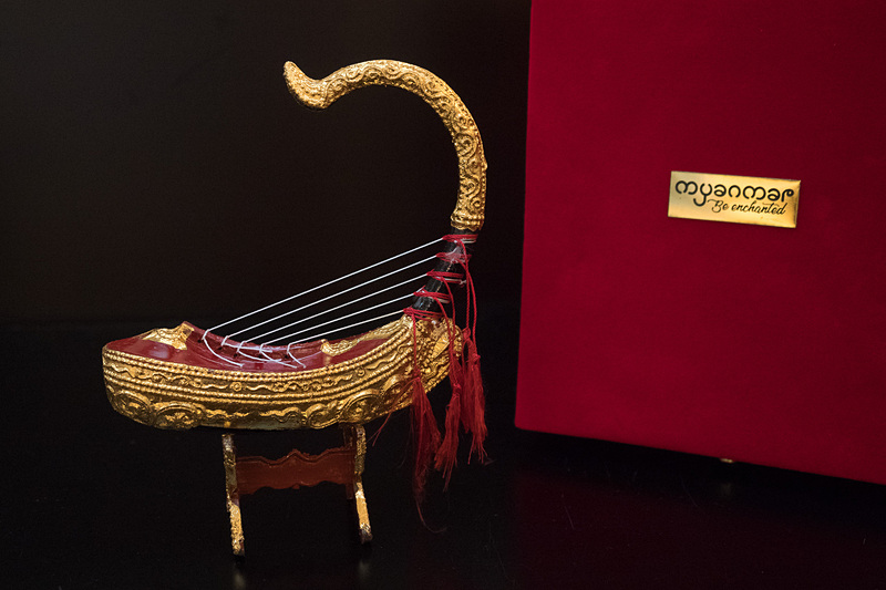 記念品は「ビルマの竪琴」