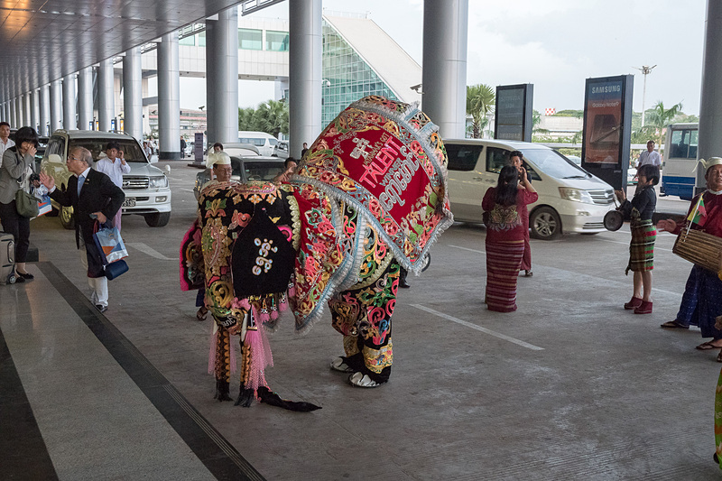 外でも歓迎の舞