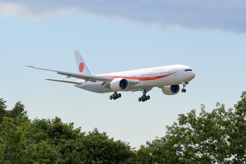 タッチ＆ゴーの訓練のため千歳飛行場東側滑走路（36R）へアプローチする様子