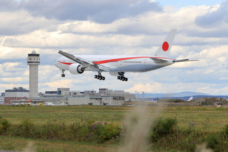 タッチ＆ゴーの訓練のため千歳飛行場東側滑走路（36R）へアプローチする様子