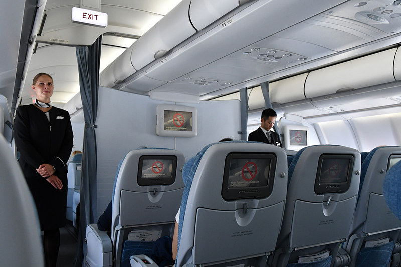 プッシュバックが始まると同時に、機内安全ビデオも放映される