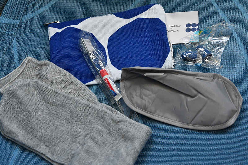 エコノミーコンフォート専用のアメニティポーチ。こちらもマリメッコ柄。アイマスク、靴下、耳栓、歯ブラシが封入されている