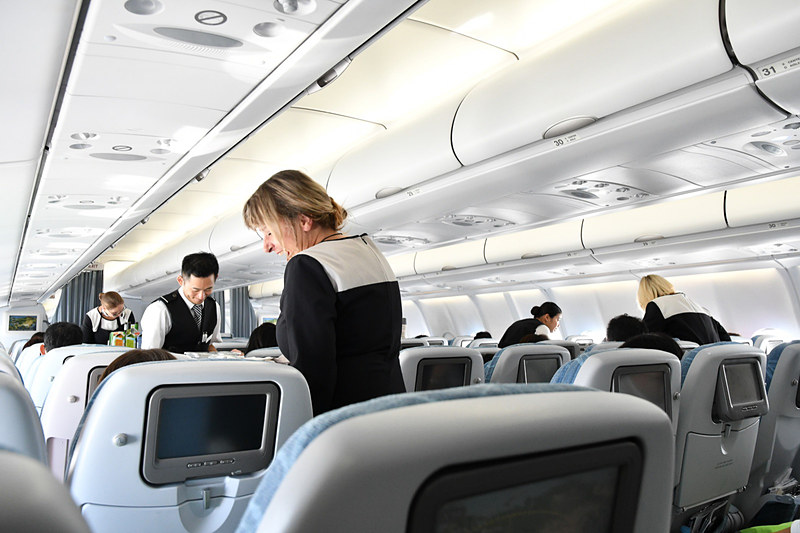 離陸して1時間ほどで、最初の機内食サービスが始まった